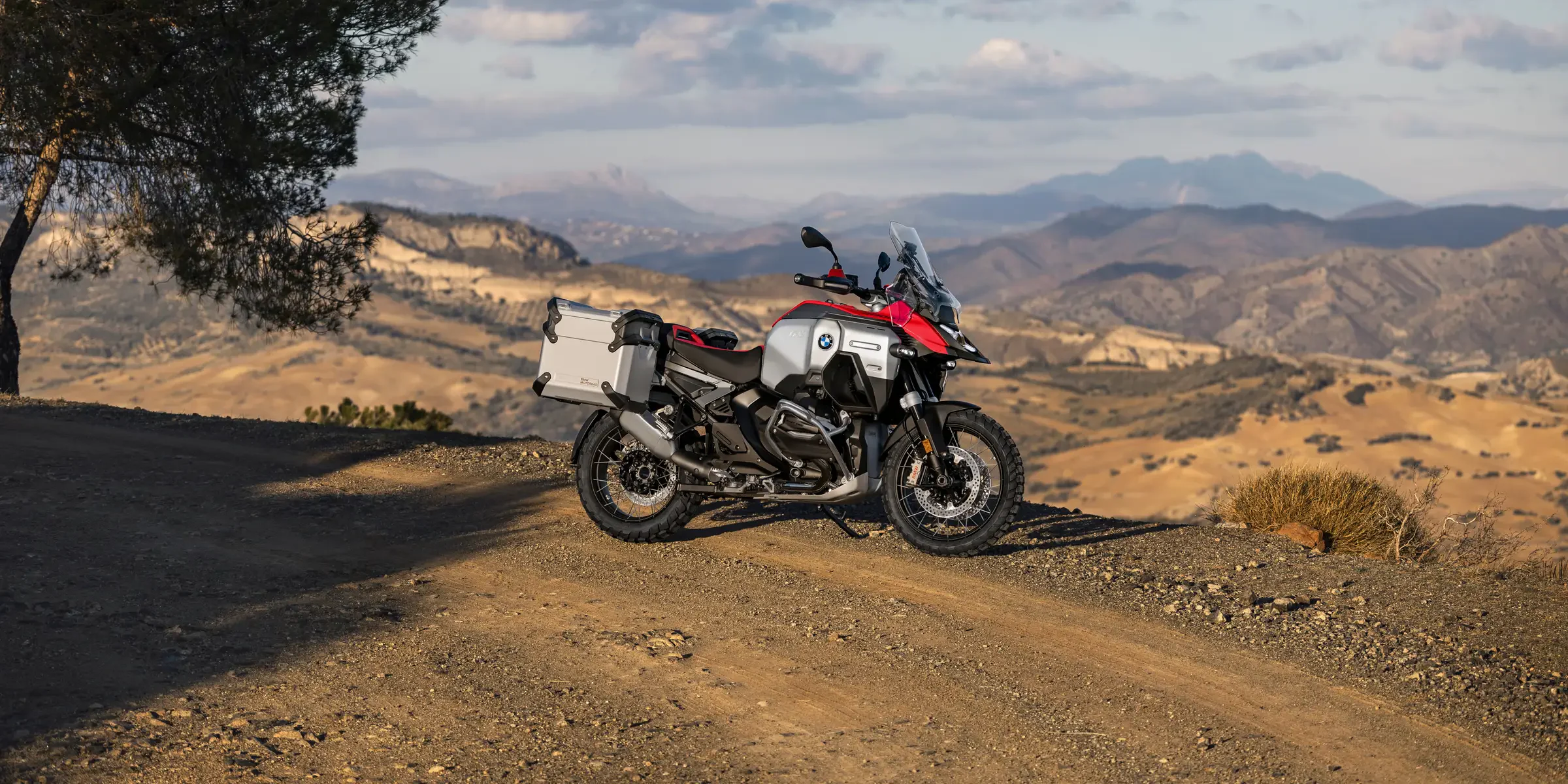 BMW R 1300 GS Adventure sobre un mirador de montaña al atardecer